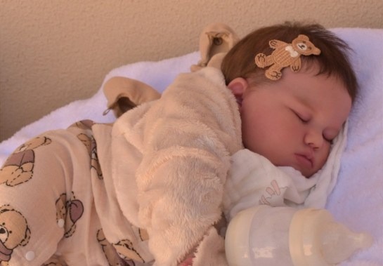 Homem agride uma neném de 4 meses ao confundi-la com bebê reborn em Minas Gerais